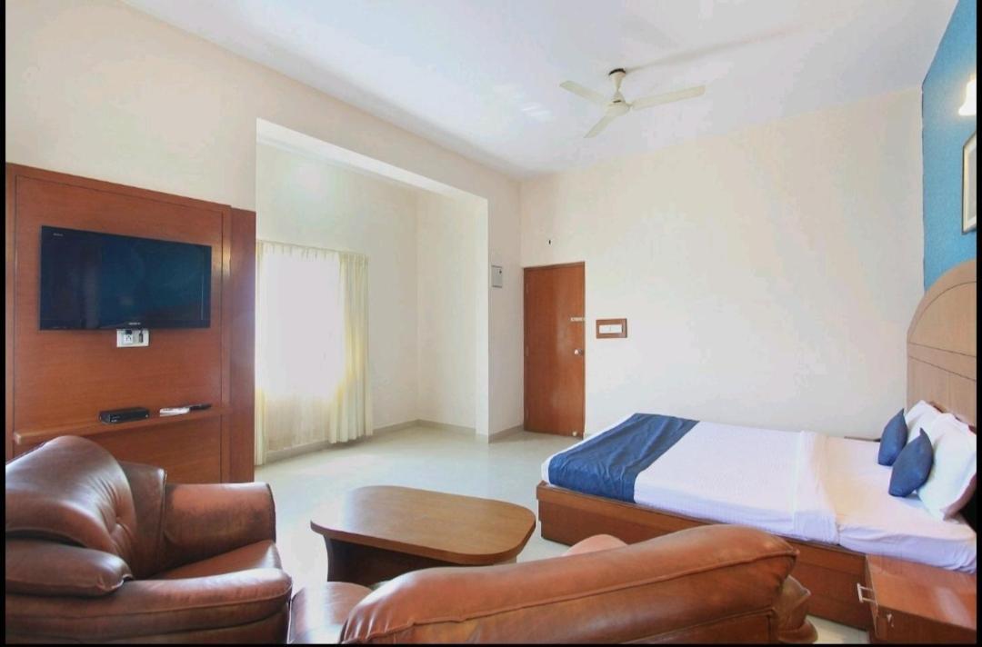 Hotel Stay By The Way Mysore Exteriör bild