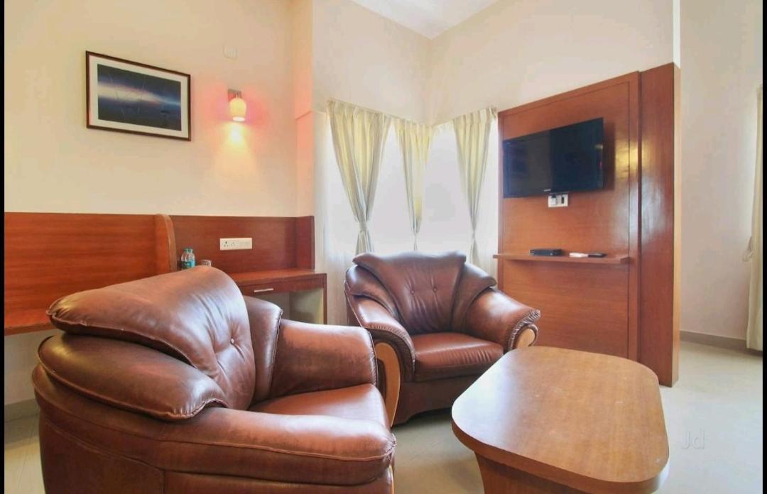 Hotel Stay By The Way Mysore Exteriör bild