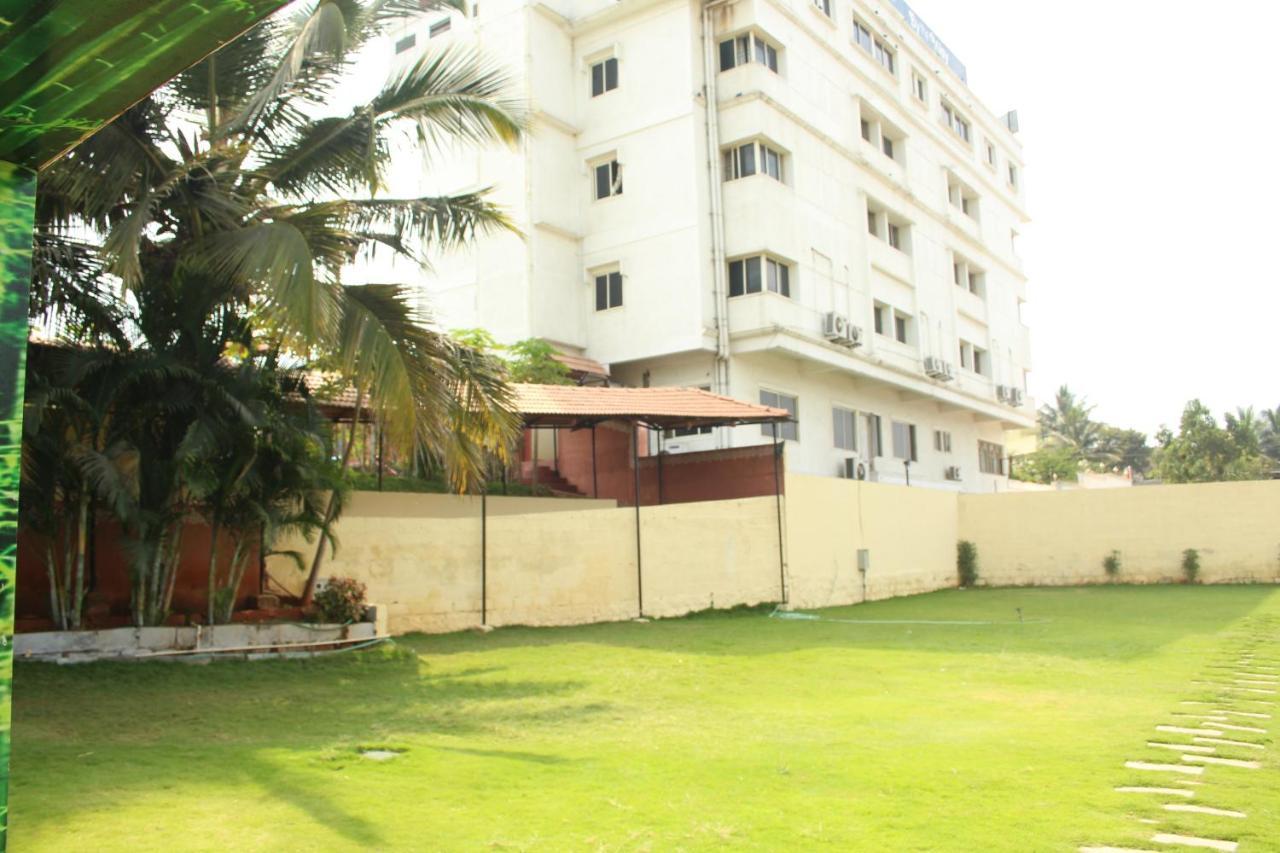 Hotel Stay By The Way Mysore Exteriör bild