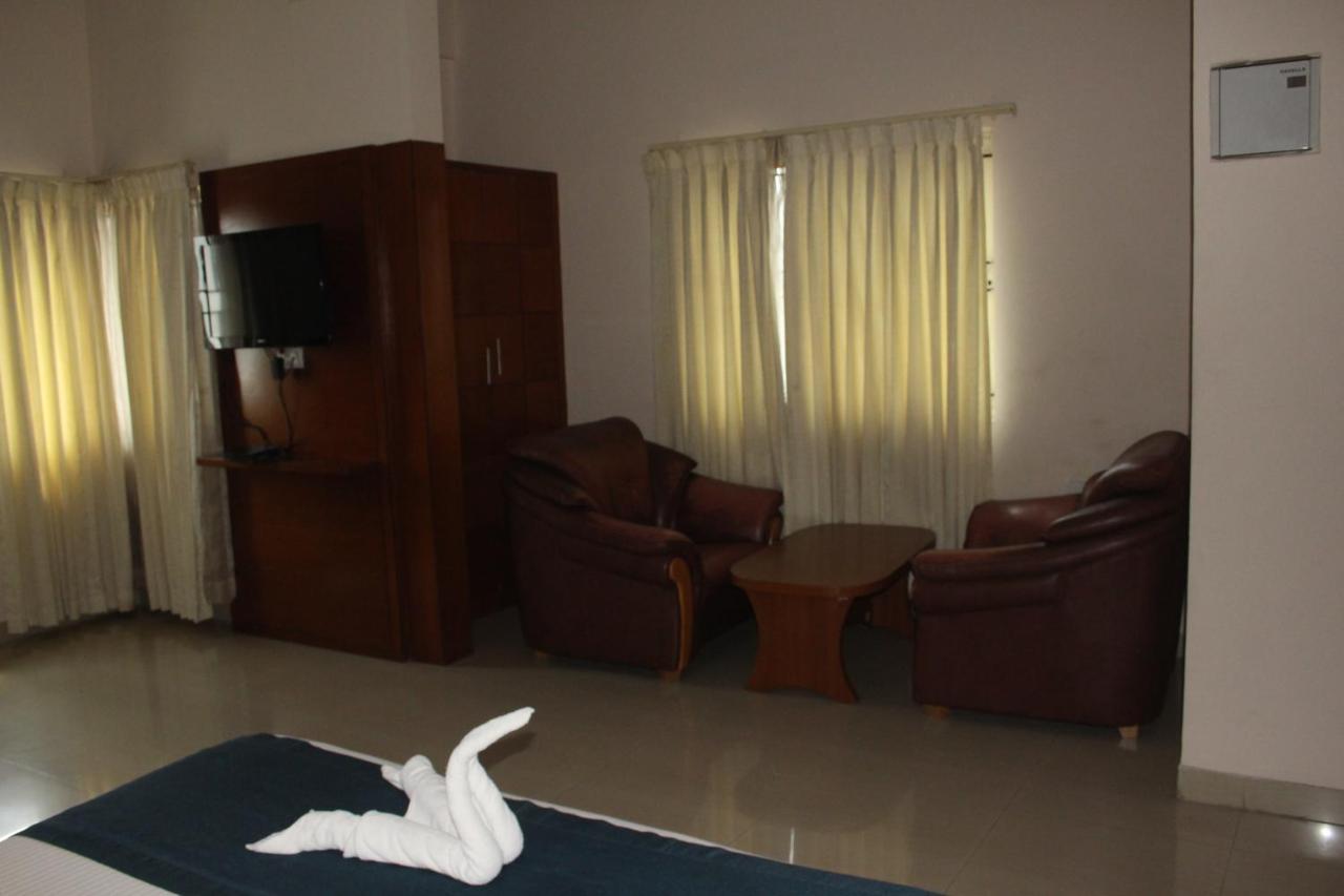Hotel Stay By The Way Mysore Exteriör bild