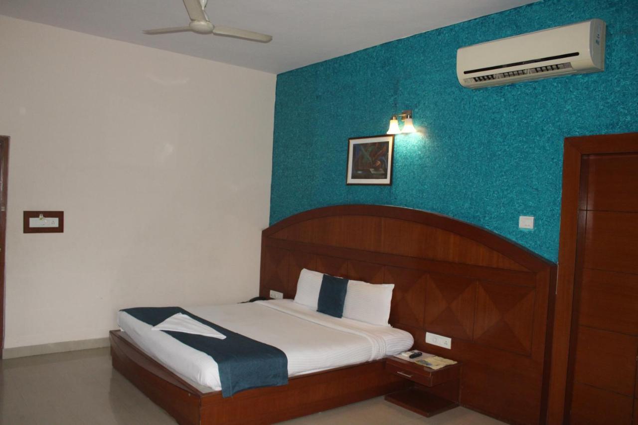 Hotel Stay By The Way Mysore Exteriör bild