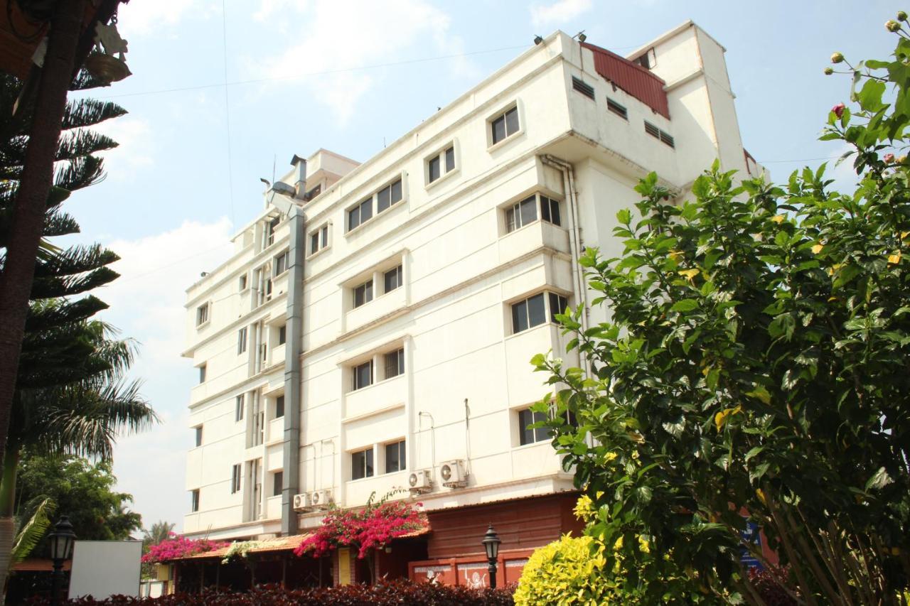 Hotel Stay By The Way Mysore Exteriör bild