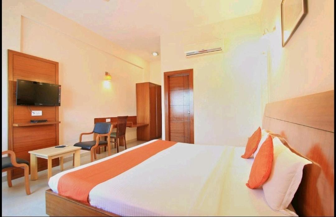 Hotel Stay By The Way Mysore Exteriör bild