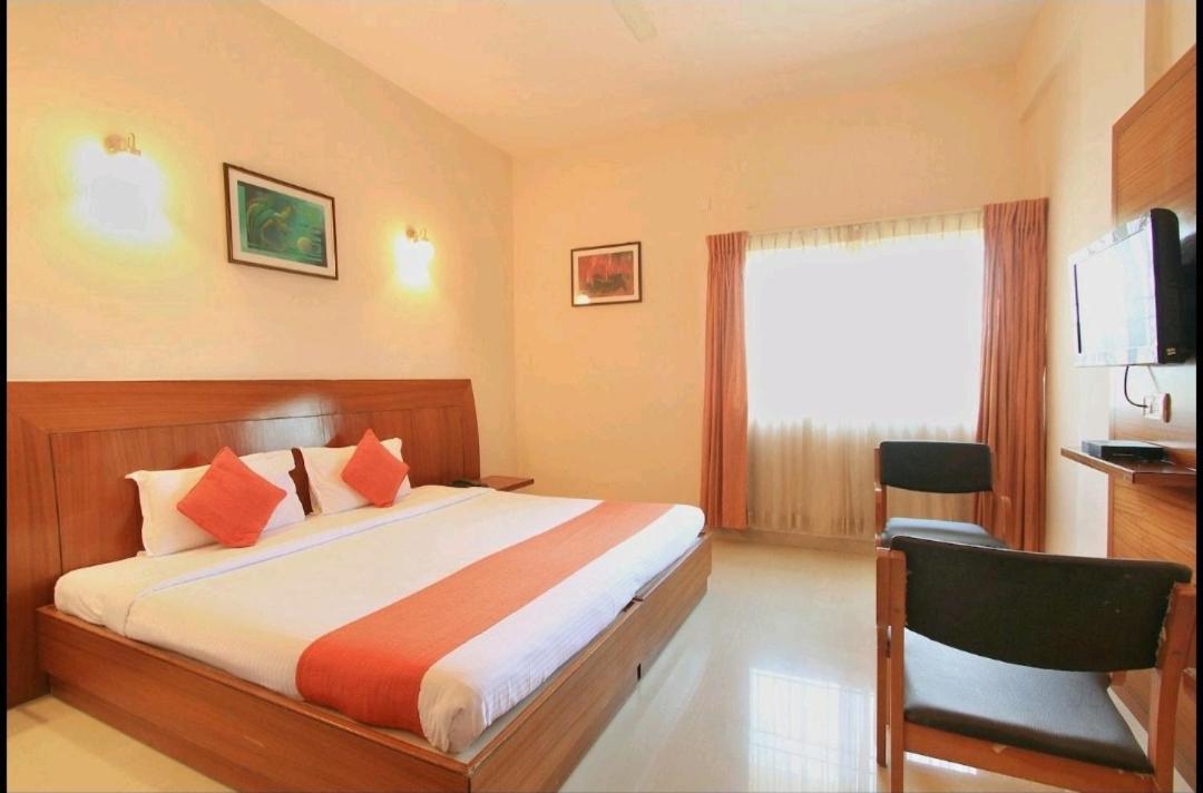 Hotel Stay By The Way Mysore Exteriör bild